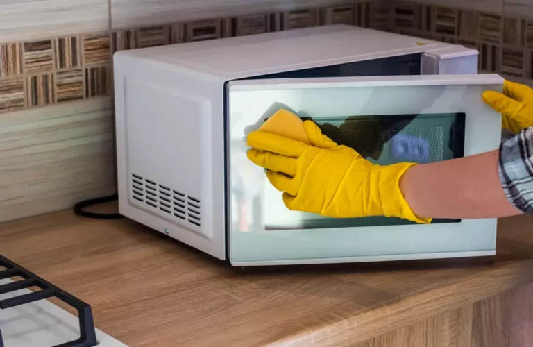 How to Clean Microwave with Vinegar