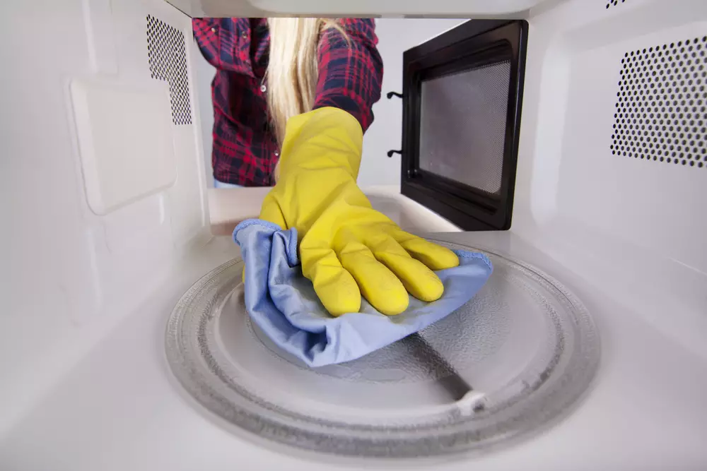 How to Clean Microwave with Vinegar